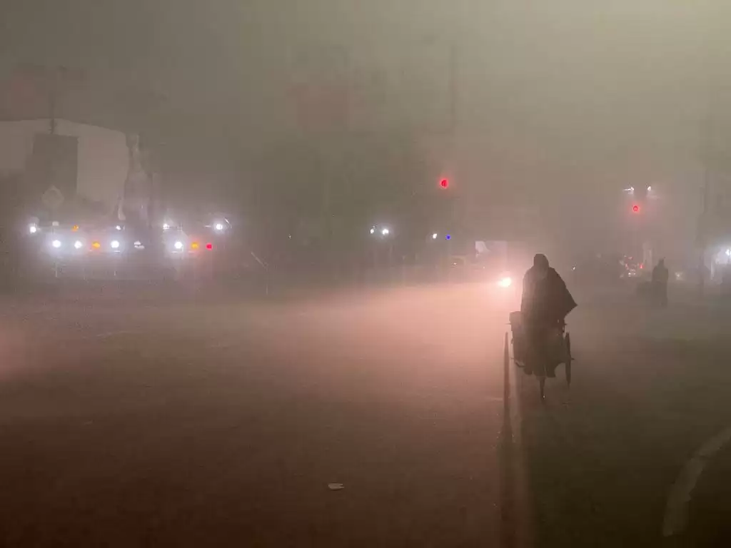 शाम ढलते ही कोहरे की चादर में लिपटा महानगर
