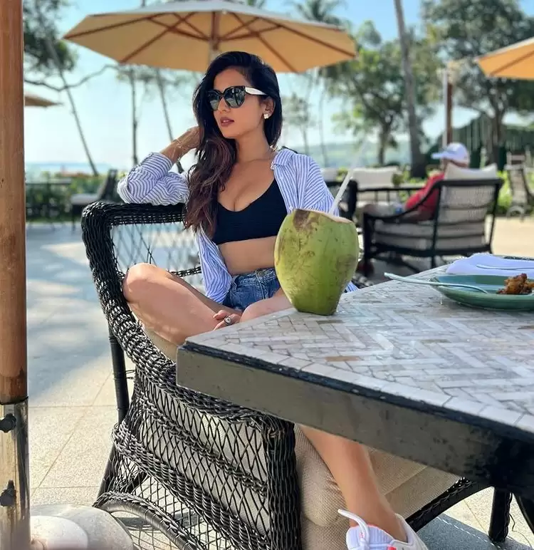 Sonal Chauhan के इस लुक को देख हो जाएंगे घायल, देखे तस्वीरें!!