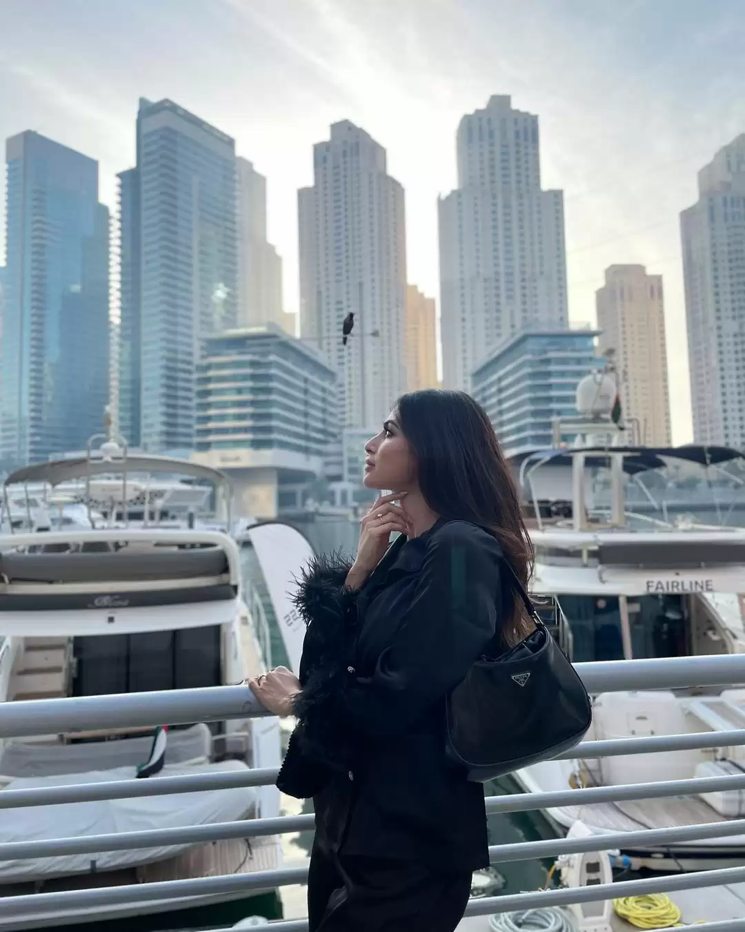 Mouni Roy ने फिर दिखाया अपना ग्लैमरस लुक, तस्वीरें हुई वायरल