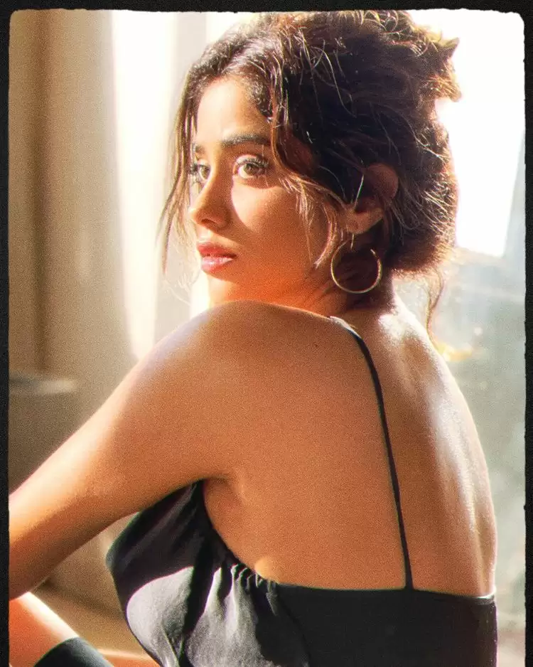 Janhvi Kapoor का हॉट अंदाज़ हो रहा है वायरल, देखे तस्वीरें!!