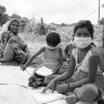 ऑनलाइन से दूर ग्रामीण इलाकों के बच्चे