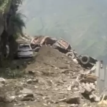 हिमाचल मे हाईवे पर पहाड़ी से गिरी चट्टानें, HRTC की बस आई चपेट मे