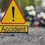 UP News Live Updates: भीषण हादसे में खड़े ट्रक में घुसी कार, पिता और दो बेटों की मौत