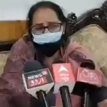 माताएं करें बेटियों के मोबाइल की निगरानी, यूपी महिला आयोग की अध्यक्षा का विवादित बयान