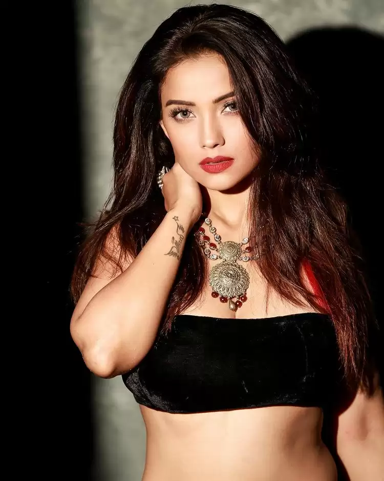 Adaa Khan लग रही है ग्लैमरस, देखे तस्वीरें!!