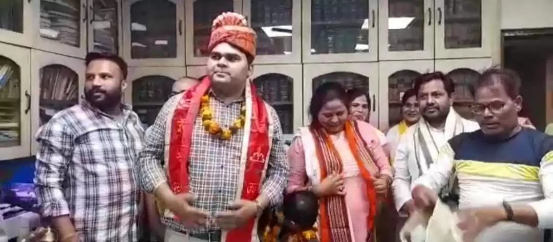 Ghaziabad News: लखनऊ में जैसे ही ली शपथ घर पर लगा बधाई देने वालों का तांता