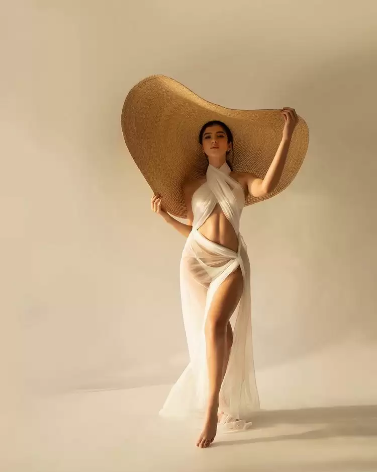 Shanaya Kapoor है हॉटनेस क्वीन, देखे ये तस्वीरें!!