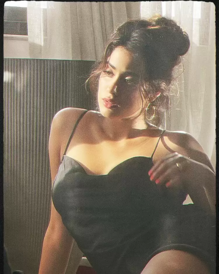 Janhvi Kapoor का हॉट अंदाज़ हो रहा है वायरल, देखे तस्वीरें!!