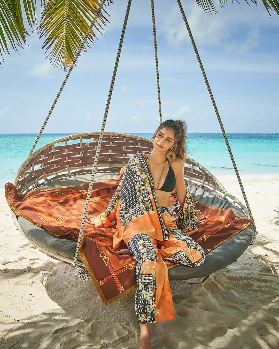 Ananya Pandey का ये बोल्ड लुक दिल थाम कर देखें!!
