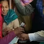 वीके सिंह ने मुरादनगर हादसे में मारे गए लोगों में बांटे सहायता राशि के चेक