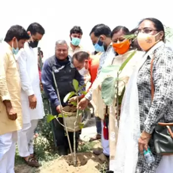 World Environment Day: हरियाली क्रांति के लिए पीपल बाबा और भाजपाइयों ने मिलाया हाथ, लगाए पौधे