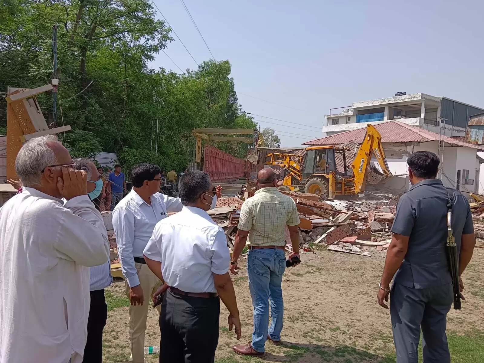 UP News Live Updates: शपथ ग्रहण से पूर्व गरजा बाबा का बुलडोजर, अवैध बैंकेट हॉल जमीदोज