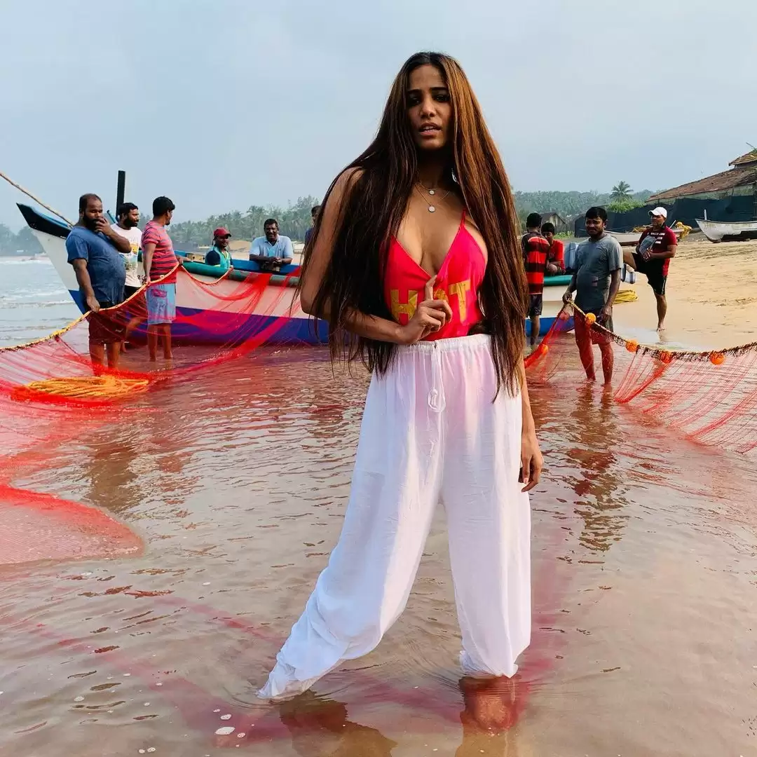 Poonam Pandey फिर आयी अपने बोल्ड अंदाज़ में, कराया बोल्ड फोटोशूट, तस्वीरें हुई वायरल