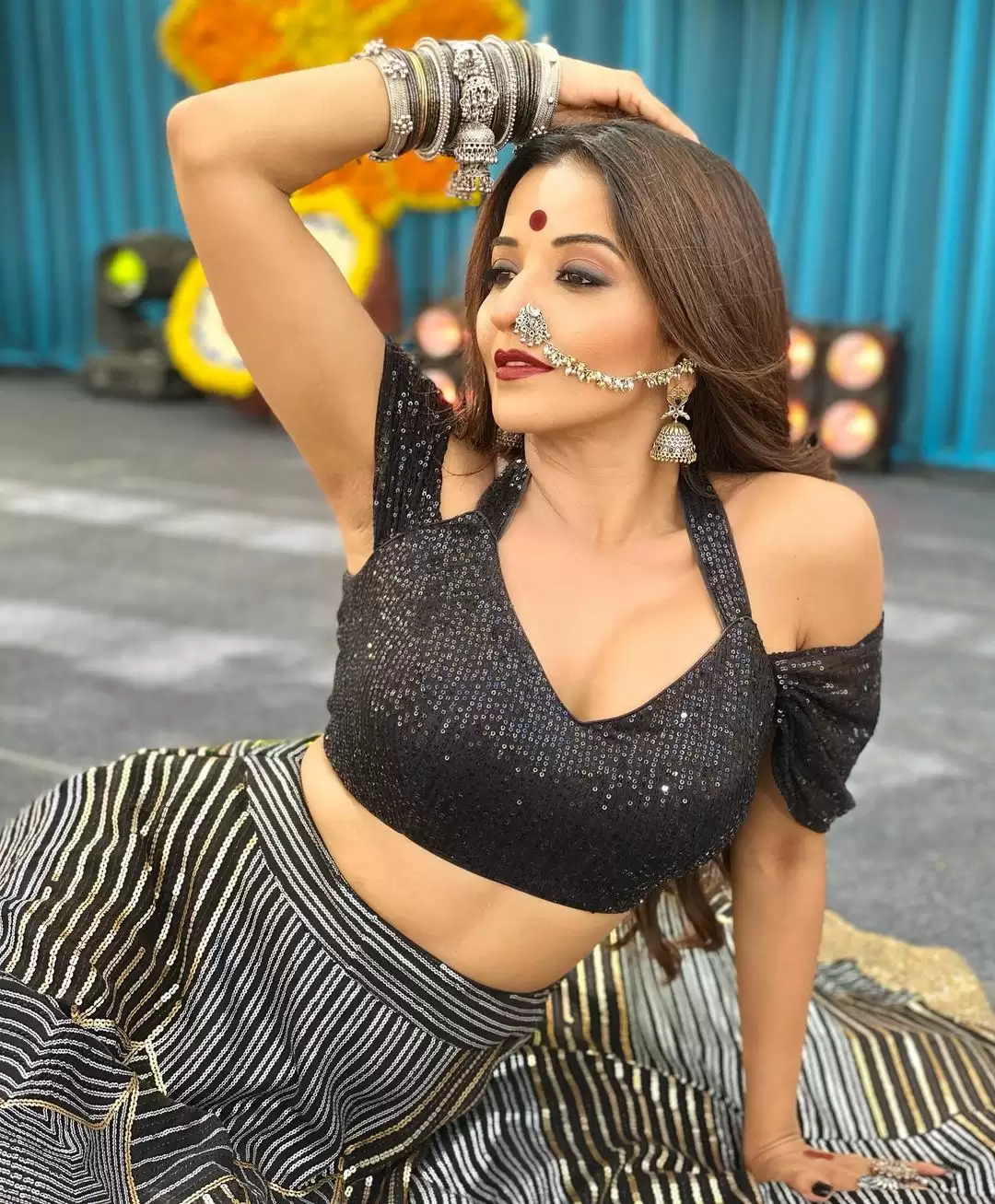 Monalisa ने देसी अंदाज में दिखाईं दिलकश अदाएं, देखिए तस्वीरें