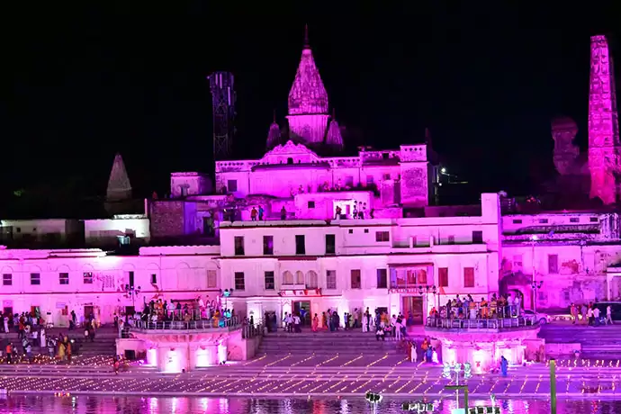 ऐतिहासिक भूमि पूजन के लिए अयोध्या तैयार, रौशनी से नहाई राम की नगरी