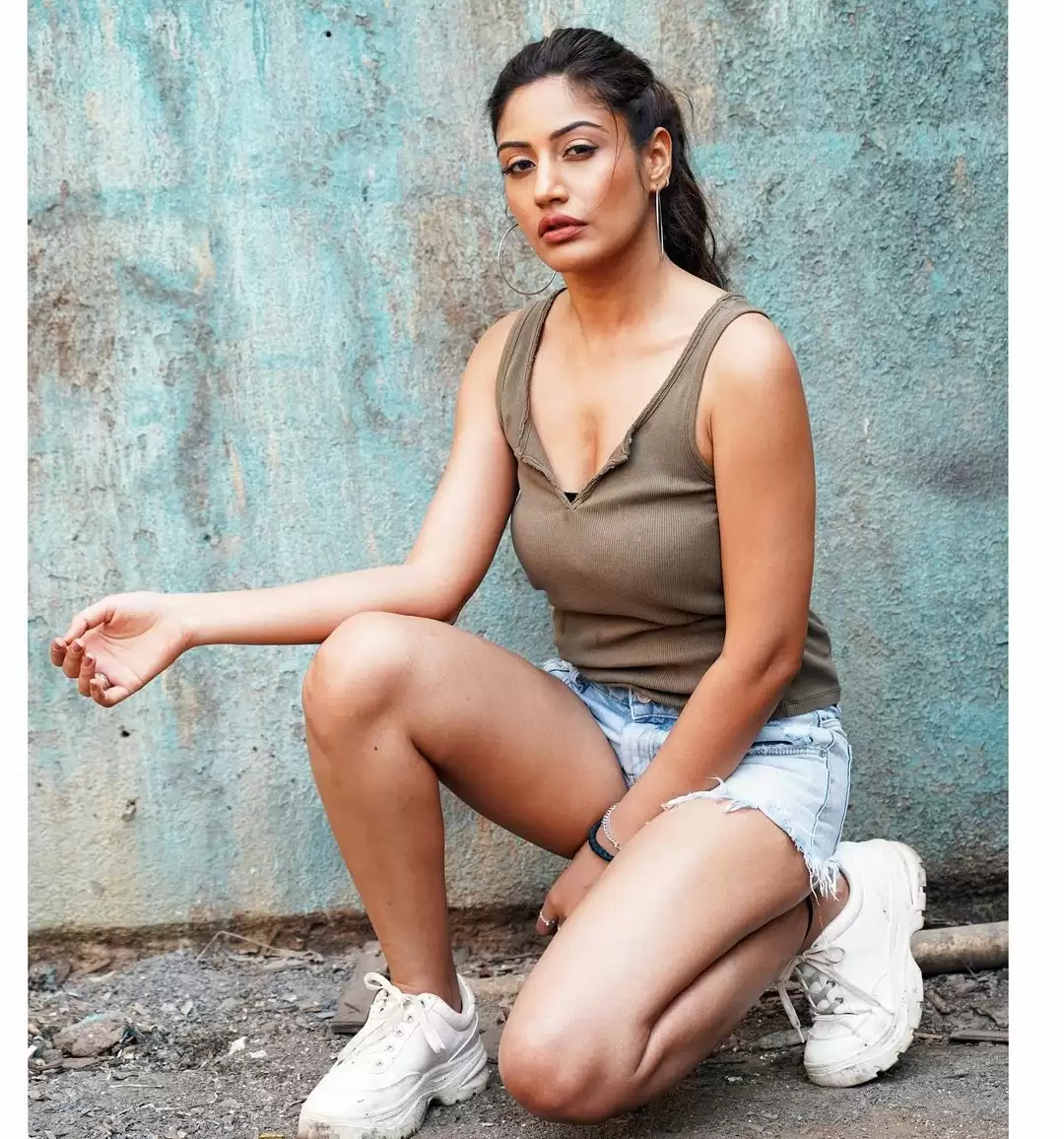 Surbhi Chandna ने दिखाया अपना ग्लैमरस अवतार,  ठहर जाएगी आपकी नजर