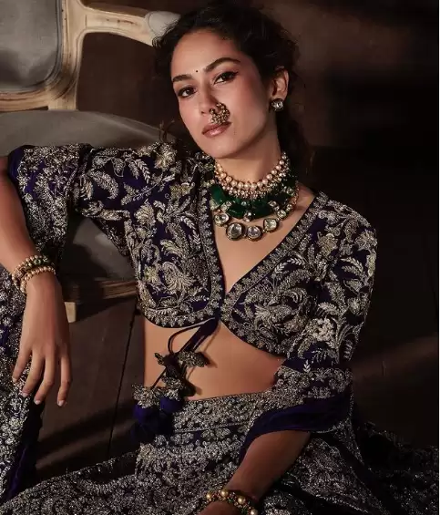 सीधी-साधी बहु मीरा राजपूत ने ब्लाउज लेस साड़ी में दिए हॉट लुक्स, यहाँ देखे फोटोज