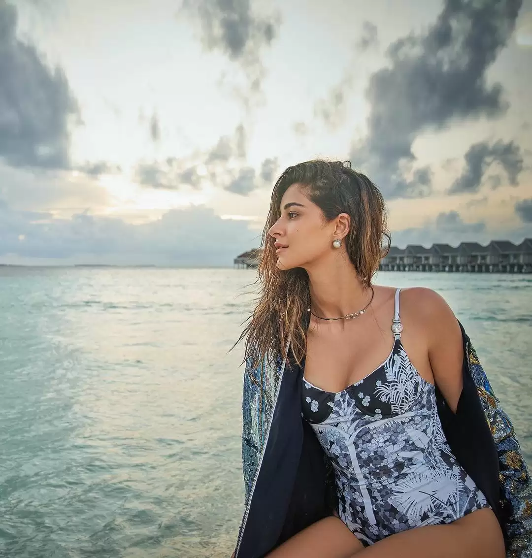Ananya Pandey का ये बोल्ड लुक दिल थाम कर देखें!!