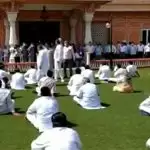 राजस्थान राजभवन में धरने पर बैठे विधायक, नारेबाज़ी जारी