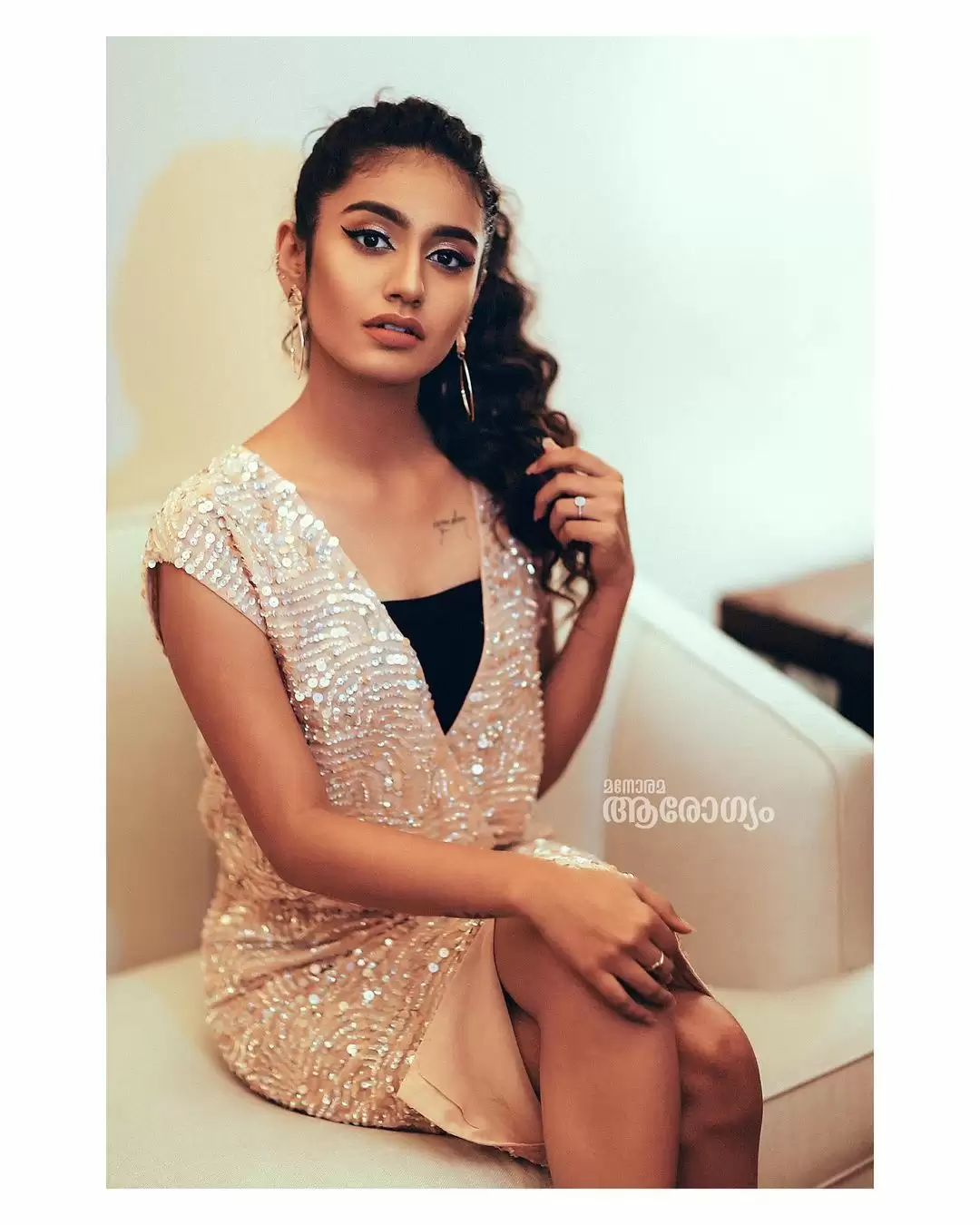 Priya Prakash Varrier की अदाओं ने लगाई इंटरनेट पर आग, देखे तस्वीरें