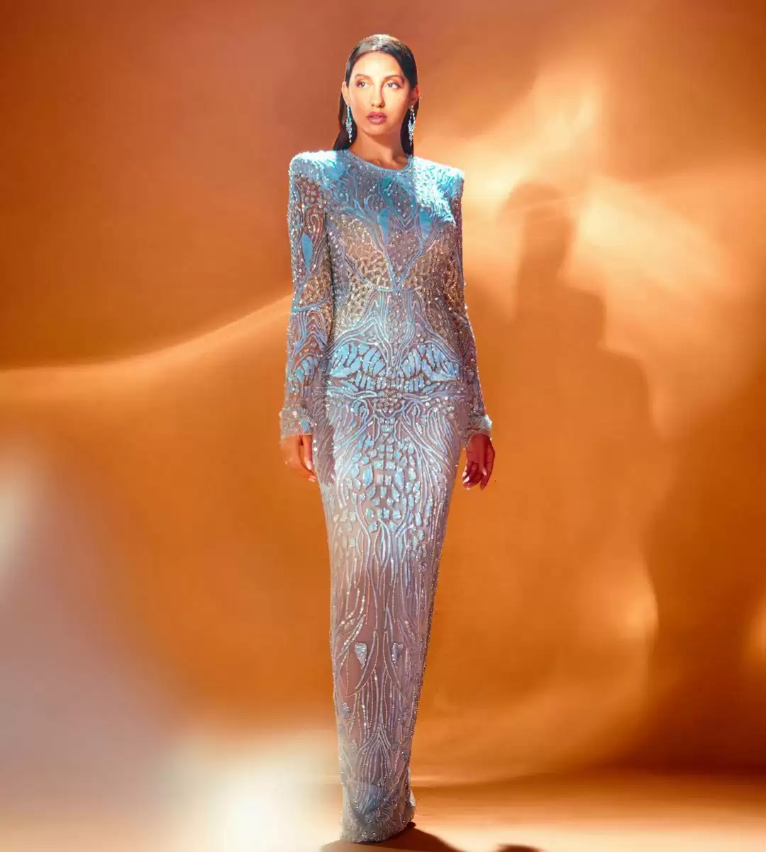 Nora Fatehi ने फिर बढ़ाई फैंस के दिलों की धड़कन, देखिये तस्वीरें