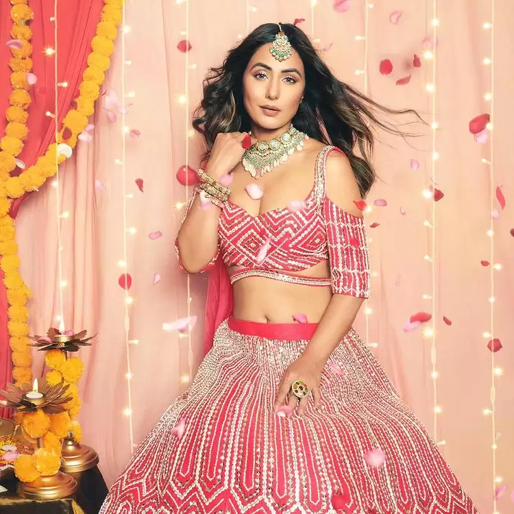 Hina Khan का ये ट्रेडिशनल लुक कर रहा है सबको दीवाना