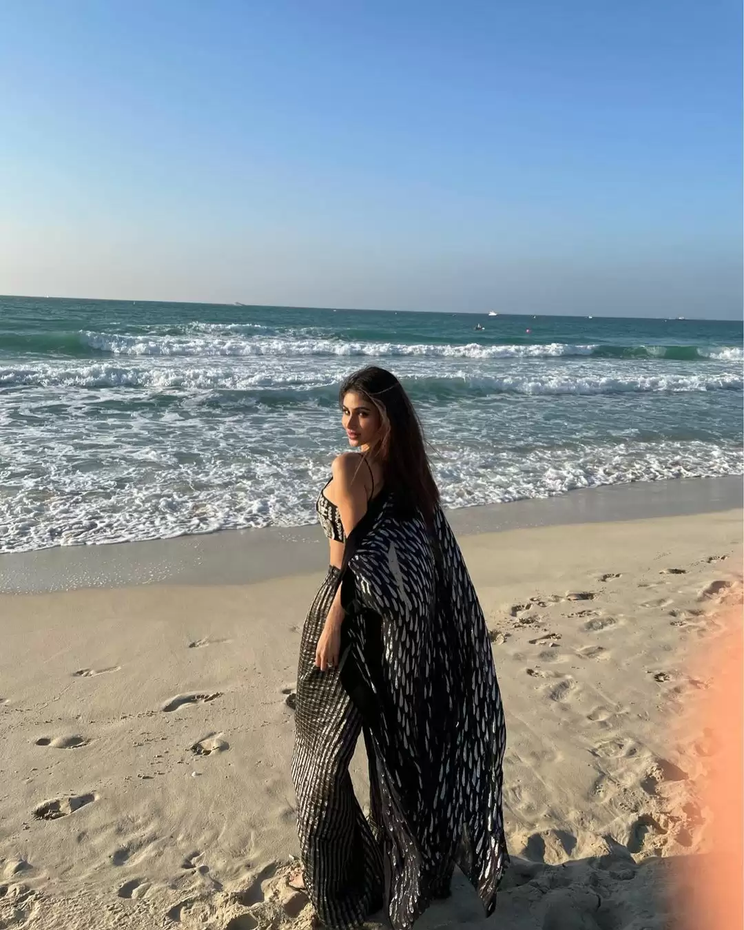 Mouni Roy ने फिर बिखेरी अदाएं , फैंस बोले- ‘हुस्न का जलवा’