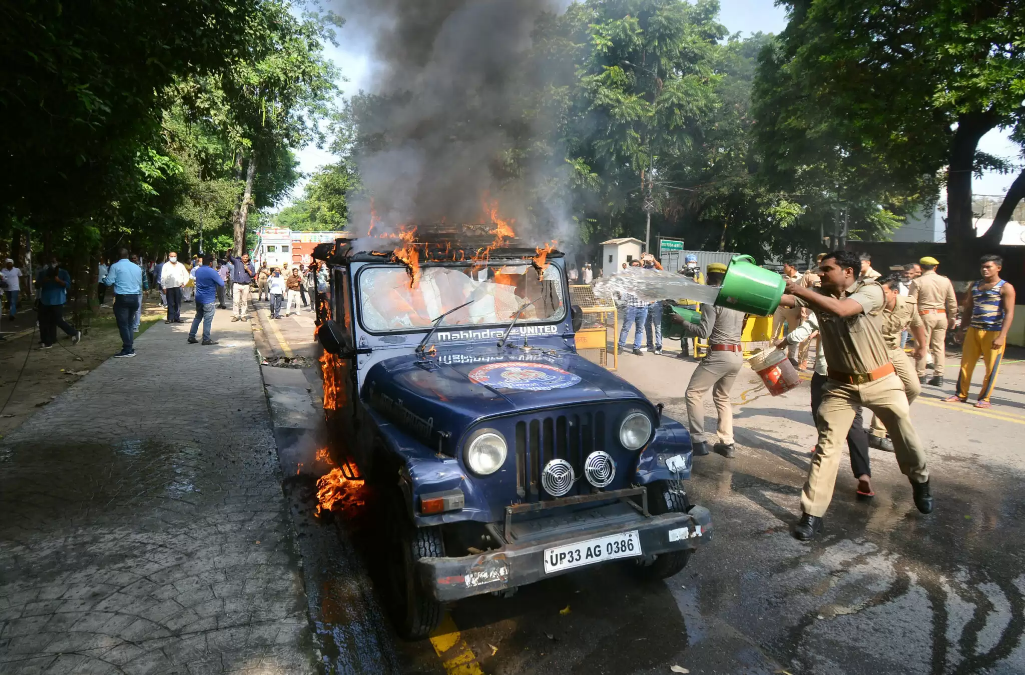 अखिलेश यादव हिरासत में, सपाईयों ने पुलिस गाड़ी में लगाई आग