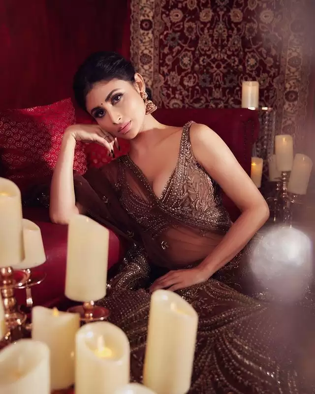 Mouni Roy ने ट्रेडिशनल लुक से खींचा सबका ध्यान, देखे तस्वीरें