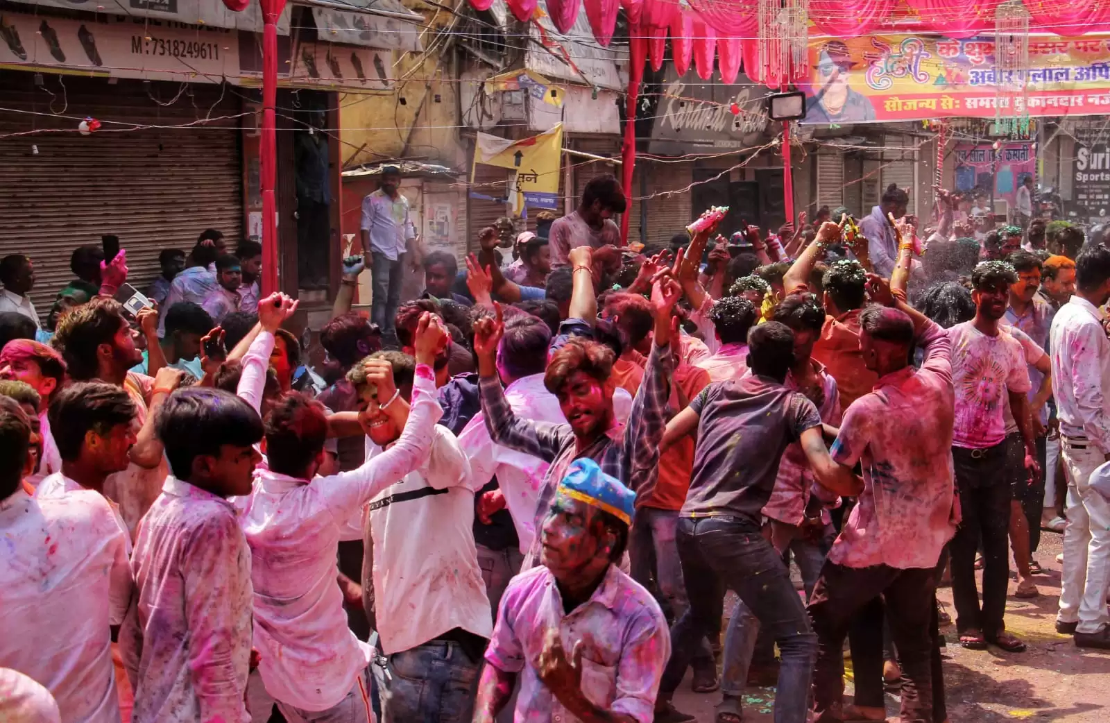 Holi Festival Images: कहां कैसे हुई रंगों की बौछार, देखे होली की रंगीन तस्वीरें!!