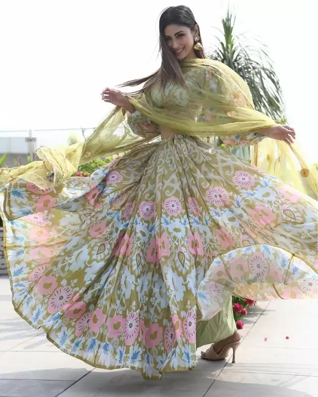 Mouni Roy ने ट्रेडिशनल लुक से खींचा सबका ध्यान, देखे तस्वीरें