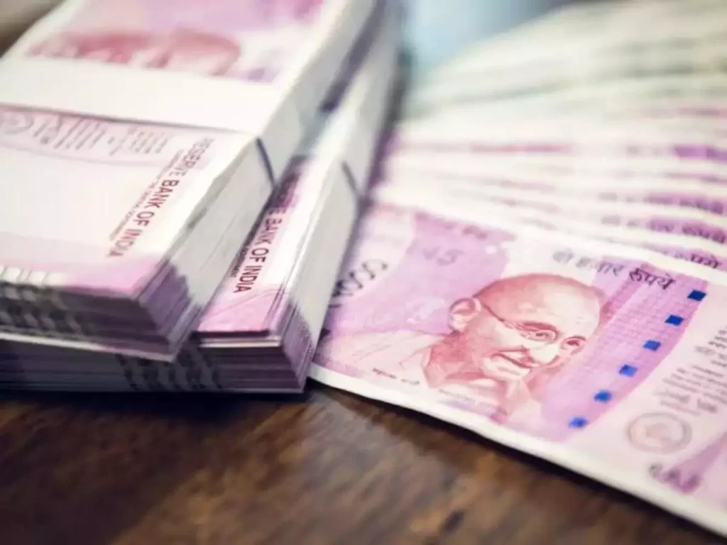 loot of nine lakh rupees from liquor salesman in broad daylight