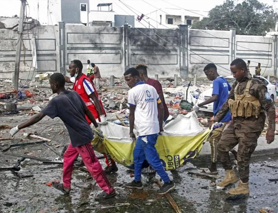 120 killed in bomb blasts near government offices in Mogadishu