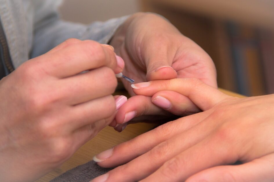 manicure ghar par kaise kare