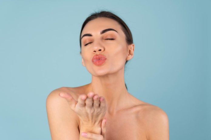 how to use lip scrub