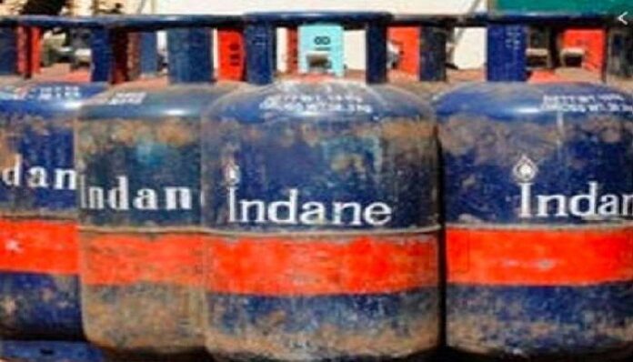 Commercial LPG cylinder became cheaper from one rupee to four rupees on the first day of the new year