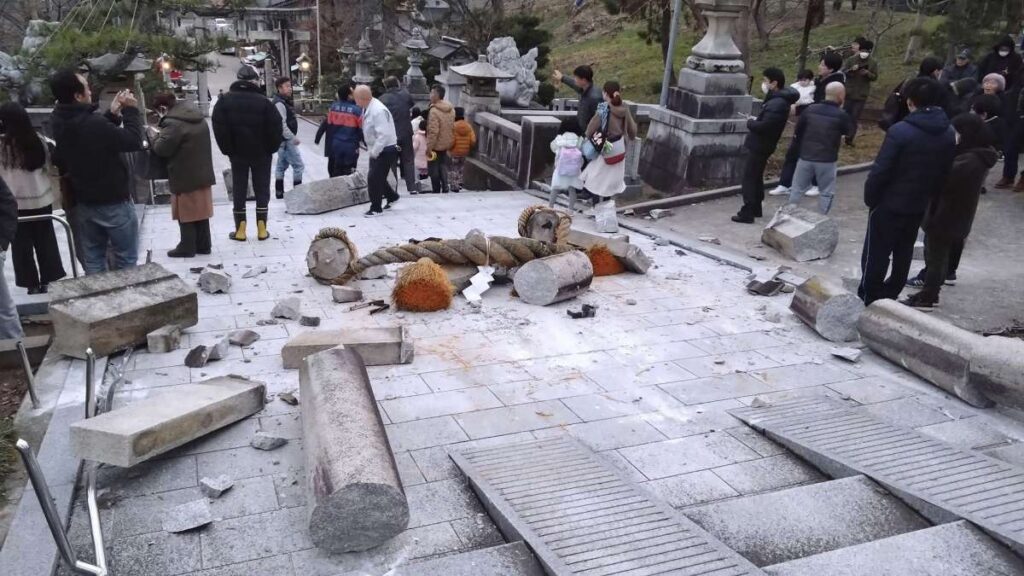 7.4 earthquake in Japan, tsunami warning, high sea waves, power outages